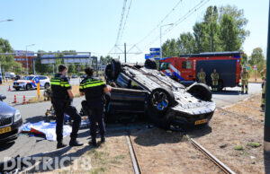 Gewonde nadat auto op de kop belandt na aanrijding Laan van Hoornwijck Den Haag