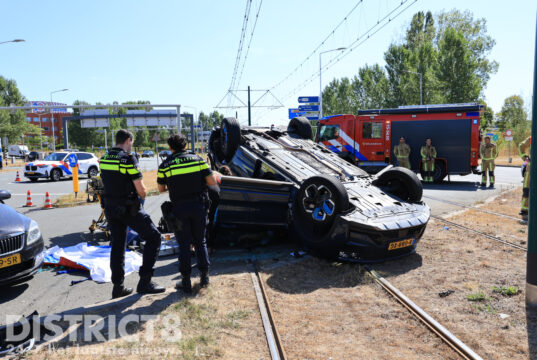 Gewonde nadat auto op de kop belandt na aanrijding Laan van Hoornwijck Den Haag