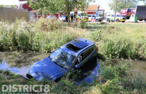 Auto belandt tijdens inparkeren in water bij parkeerplaats Burger King A13 Delfgauw