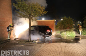 Geparkeerde auto zwaar beschadigd door brand Weideland Den Hoorn