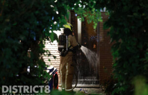 Voordeur van woning in brand gestoken, bewoners kunnen woning niet verlaten Ravelstraat Delft
