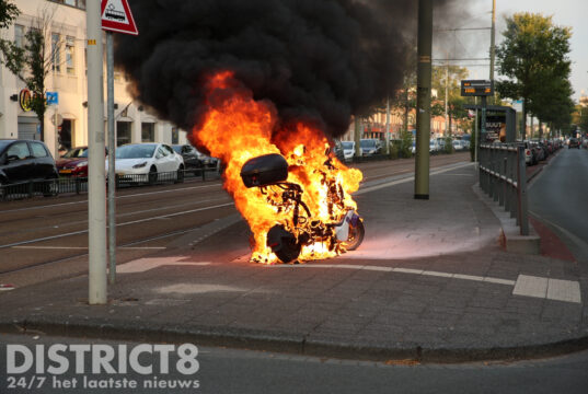 Brandweer blust brandende deelscooter Rijswijkseweg Den Haag