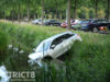 Geparkeerde auto rolt het water in Julialaantje Rijswijk