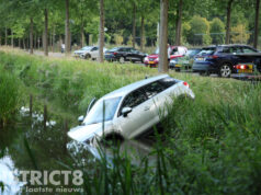 Geparkeerde auto rolt het water in Julialaantje Rijswijk