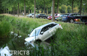 Geparkeerde auto rolt het water in Julialaantje Rijswijk