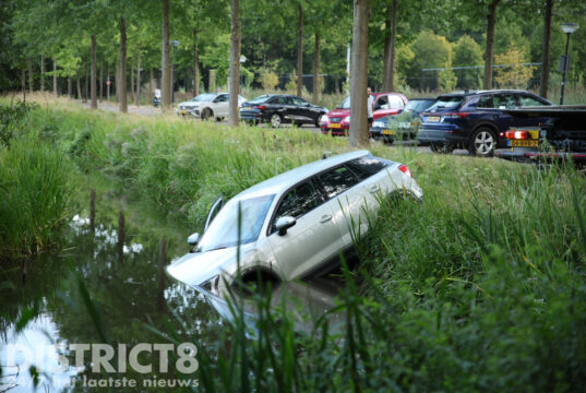 Geparkeerde auto rolt het water in Julialaantje Rijswijk