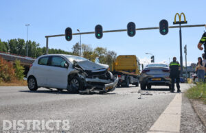 Auto zwaar beschadigd na ongeval op afrit A4 Plaspoelpolder Rijswijk