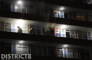 Brandweer schaalt op naar middelbrand bij woningbrand Van Adrichemstraat Delft