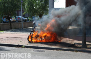 Brandweer blust brandende scooter Hoflandendreef Delft