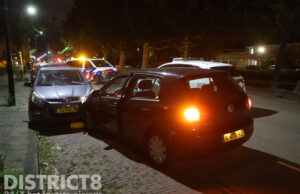 Bestuurster aangehouden na botsing met paaltje en geparkeerde auto Harpsingel Rijswijk