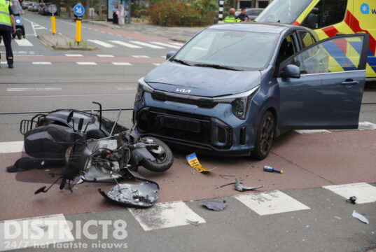Twee gewonden bij aanrijding tussen auto en scooter Goudenregenstraat Den Haag