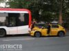 Personenauto raakt flink beschadigd na aanrijding met HTM bus Hengelolaan Den Haag