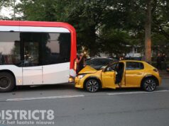 Personenauto raakt flink beschadigd na aanrijding met HTM bus Hengelolaan Den Haag