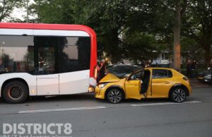 Personenauto raakt flink beschadigd na aanrijding met HTM bus Hengelolaan Den Haag