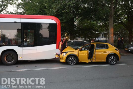 Personenauto raakt flink beschadigd na aanrijding met HTM bus Hengelolaan Den Haag