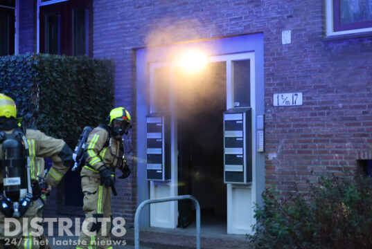 Brand in kelderbox verspreidt rook door portiek Middenstede Den Haag