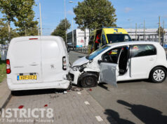 Auto raakt geparkeerde auto en komt overdwars tot stilstand De Werf Den Haag