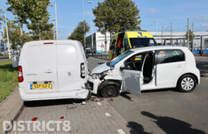 Auto raakt geparkeerde auto en komt overdwars tot stilstand De Werf Den Haag