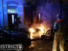 Flinke vlammen nadat geparkeerde motor in brand vliegt Smitstraat Den Haag