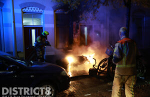 Flinke vlammen nadat geparkeerde motor in brand vliegt Smitstraat Den Haag