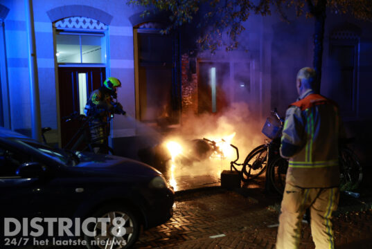 Flinke vlammen nadat geparkeerde motor in brand vliegt Smitstraat Den Haag