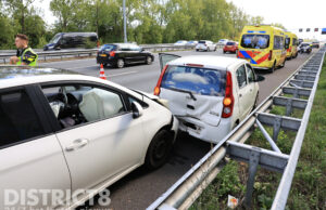 Gewonde naar ziekenhuis na botsing tussen auto en caravancombinatie A13 Delft