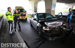 Gewonde naar ziekenhuis na kop-staartbotsing op toerit A13 Delft