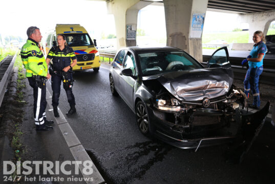 Gewonde naar ziekenhuis na kop-staartbotsing op toerit A13 Delft