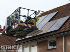 Brandweer inspecteert dak na woningbrand Mr. Beerninkplantsoen Rijswijk