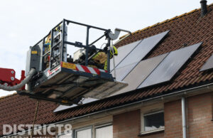 Brandweer inspecteert dak na woningbrand Mr. Beerninkplantsoen Rijswijk