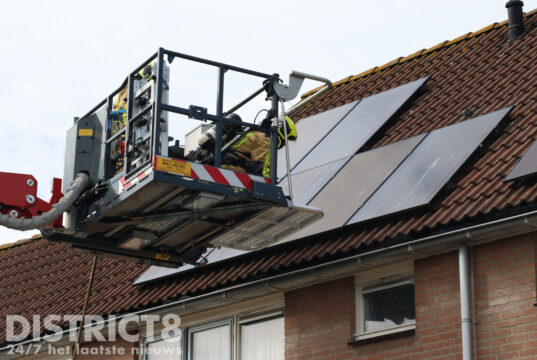 Brandweer inspecteert dak na woningbrand Mr. Beerninkplantsoen Rijswijk