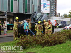 Auto belandt op zijn kop na aanrijding met andere auto op Papsouwselaan in Delft