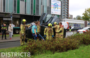 Auto belandt op zijn kop na aanrijding met andere auto op Papsouwselaan in Delft