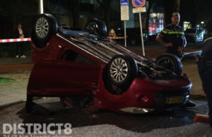 Auto over de kop geslagen na botsing met geparkeerd voertuig Beresteinlaan Den Haag