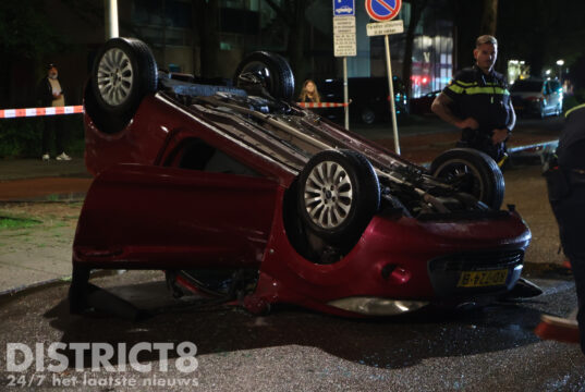 Auto over de kop geslagen na botsing met geparkeerd voertuig Beresteinlaan Den Haag