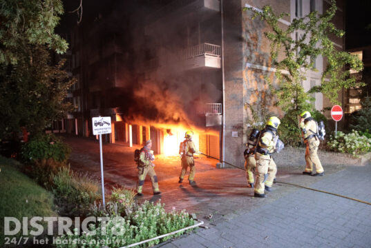 Brandweer blust scootmobiel en container Landrestraat Den Haag