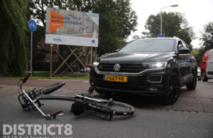 Kind op fiets botst met automobiliste Hengelolaan Den Haag