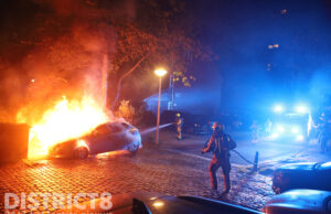 Brandweer zet schuim in bij hevige autobrand Martin Luther Kinglaan Den Haag