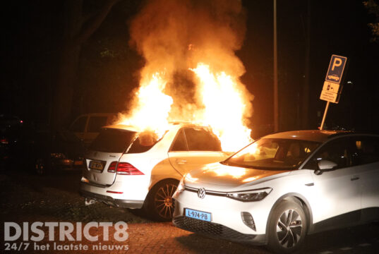 Auto in brand gestoken; brandweer met spoed ter plaatse Jaap Edenweg Den Haag