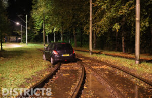 Auto op tramspoor zorgt voor omleiding tram 4 Jaap Edenweg Den Haag
