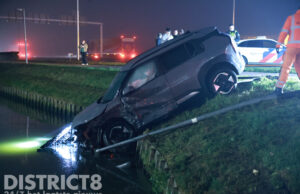 Auto belandt in water na aanrijding tussen twee voertuigen Middel Broekweg / N465 Honselersdijk