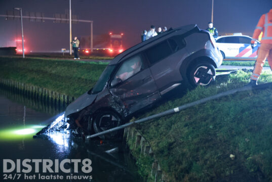 Auto belandt in water na aanrijding tussen twee voertuigen Middel Broekweg / N465 Honselersdijk