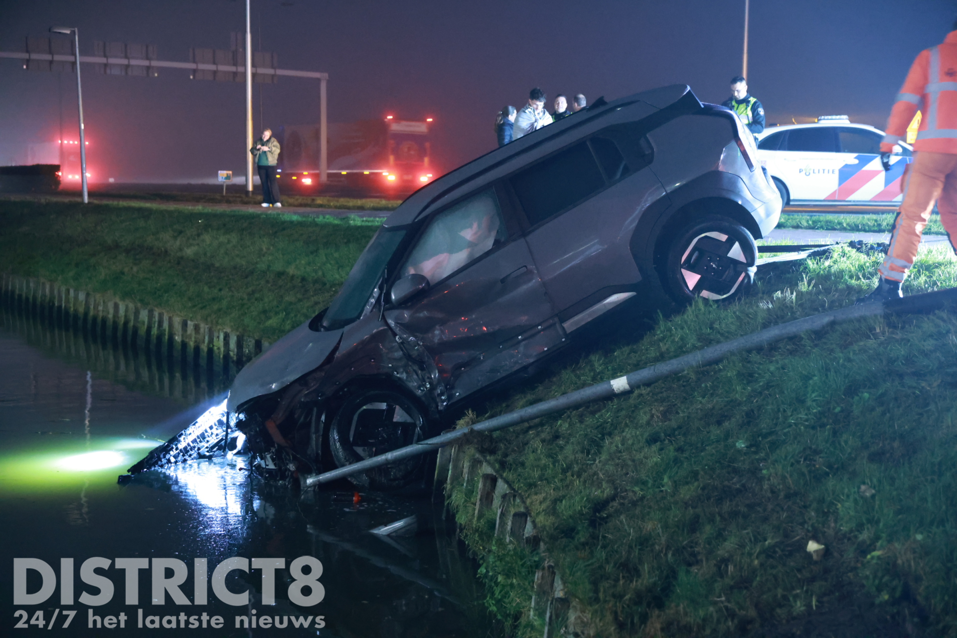Auto belandt in water na aanrijding tussen twee voertuigen Middel Broekweg / N465 Honselersdijk