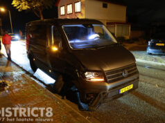 Werkbus botst tegen boom, politie onderzoekt wie achter het stuur zat Hoge Geest Naaldwijk