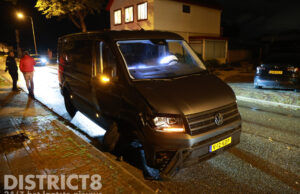 Werkbus botst tegen boom, politie onderzoekt wie achter het stuur zat Hoge Geest Naaldwijk