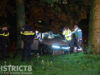 Brandweer knipt auto open na zware botsing tegen meerdere bomen Rijswijkse Waterweg Den Haag