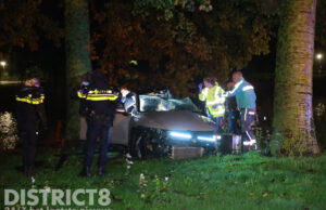 Brandweer knipt auto open na zware botsing tegen meerdere bomen Rijswijkse Waterweg Den Haag