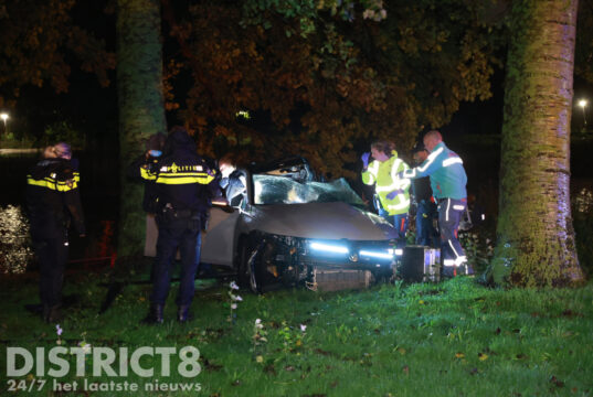 Brandweer knipt auto open na zware botsing tegen meerdere bomen Rijswijkse Waterweg Den Haag