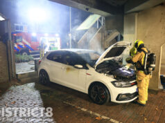 Geparkeerde auto in brand gestoken onder portiekwoningen Parkdreef Zoetermeer