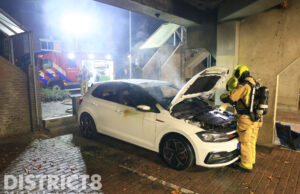 Geparkeerde auto in brand gestoken onder portiekwoningen Parkdreef Zoetermeer